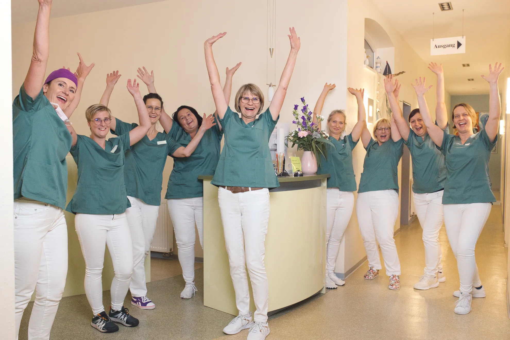 Team jubelt im Gang, alle haben die Hände hochgerissen